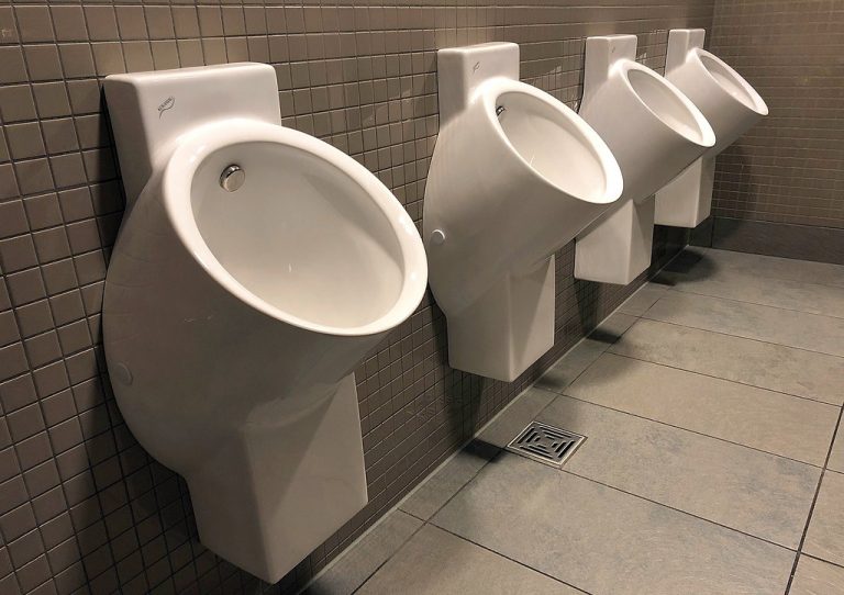 Η επιστήμη μίλησε: Αυτός είναι ο βέλτιστος ουρητήρας για λιγότερες πιτσιλιές