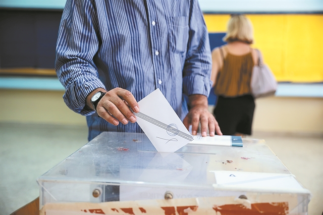 Εκλογές: Οι σκέψεις της κυβέρνησης για το χρόνο που θα στηθούν κάλπες