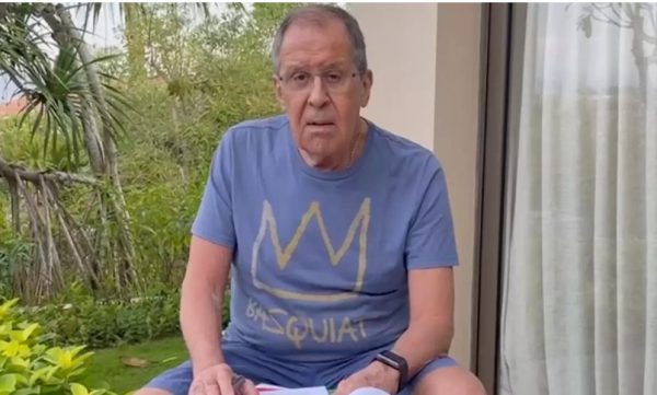 Σεργκέι Λαβρόφ: Έγινε viral με iPhone, Apple Watch και μπλουζάκι «made in USA»