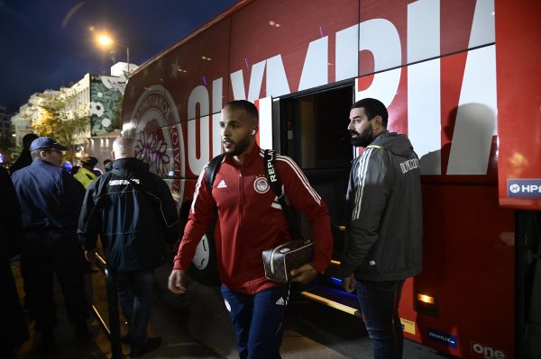 Η αναχώρηση του Ολυμπιακού και η άφιξή του στη Λεωφόρο (vids)