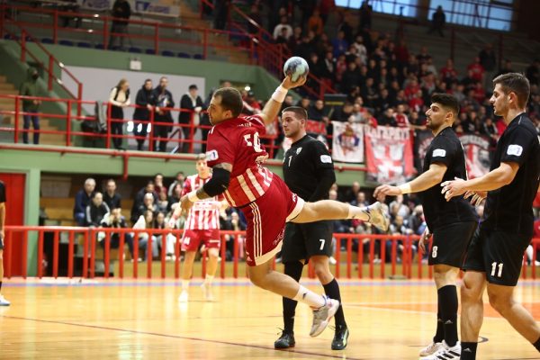 Ο Ολυμπιακός νίκησε τον ΠΑΟΚ και τον ξεπέρασε στη βαθμολογία (28-22)