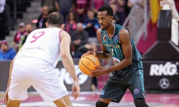 Σοκαριστικό: Επιτέθηκαν με μαχαίρι στον Έρικ ΜακΚόλουμ (pic)