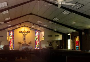 Αρχιεπίσκοπος έκαψε βωμό.. ακολασίας – Τον «μαγάρισε» βιτσιόζος ιερέας