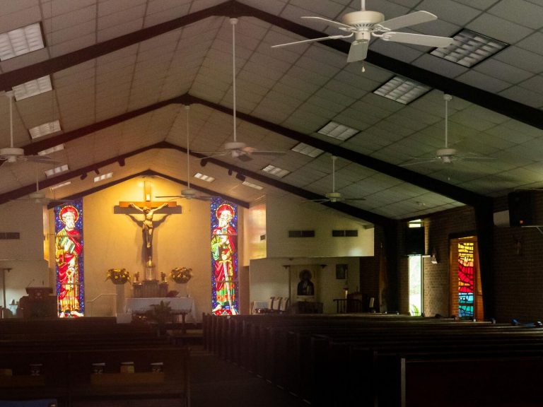 Αρχιεπίσκοπος έκαψε βωμό.. ακολασίας – Τον «μαγάρισε» βιτσιόζος ιερέας