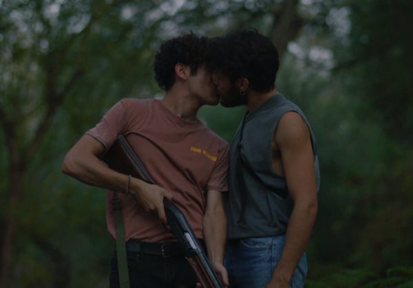Τα τηλεοπτικά gay φιλιά που «αναστάτωσαν» – Από το «Κλείσε τα μάτια» στο «Maestro» του Παπακαλιάτη