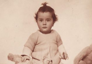 Την εγκατέλειψαν μωρό σε παγκάκι για να γλιτώσει το Ολοκαύτωμα – Βρήκε την οικογένεια της στα 80
