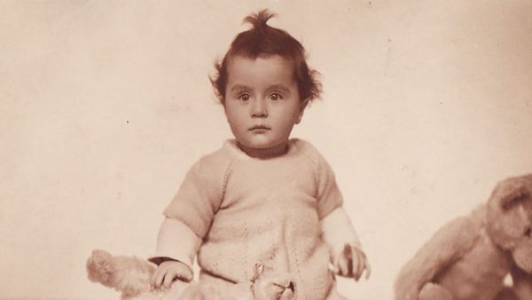 Την εγκατέλειψαν μωρό σε παγκάκι για να γλιτώσει το Ολοκαύτωμα – Βρήκε την οικογένεια της στα 80