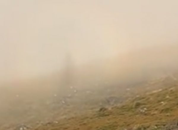 Ποδηλάτης αντίκρυσε μια ανατριχιαστική φιγούρα να τον «κοιτάει» – Τελικά…