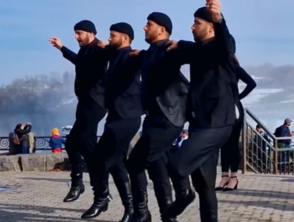 Κρητικοί χορευτές «τάραξαν» τους καταρράκτες του Νιαγάρα – Δείτε το βίντεο