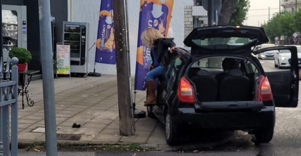 Λάρισα: Γυναίκα στο τσακίρ κέφι σταμάτησε το αμάξι της στη μέση του δρόμου, άρχισε να χορεύει και να πετάει καρέκλες [βίντεο]