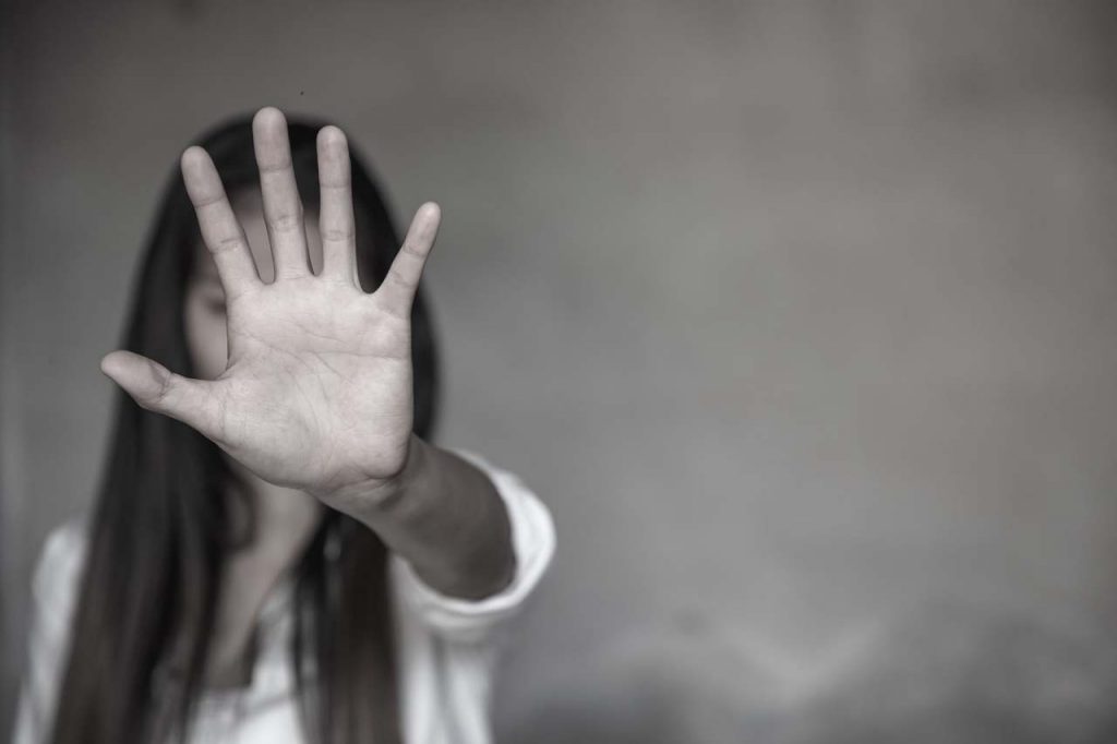 Βία κατά γυναικών: Απίστευτη μαρτυρία κακοποιημένης γυναίκας – «Με χτυπούσε με το νεογέννητο στην αγκαλιά»