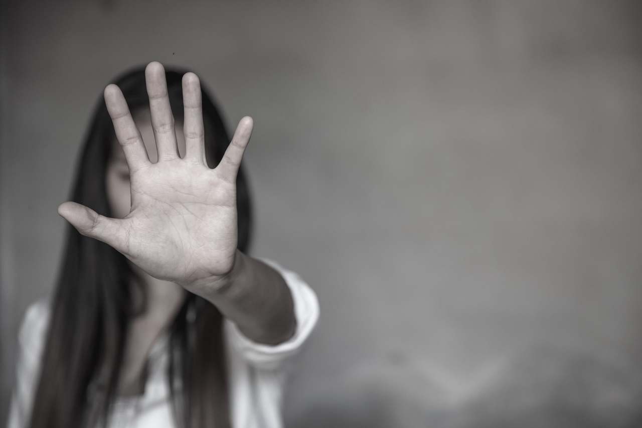 Βία κατά γυναικών: Απίστευτη μαρτυρία κακοποιημένης γυναίκας - «Με χτυπούσε με το νεογέννητο στην αγκαλιά»