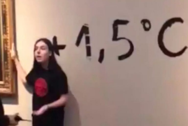 Μαδρίτη: «Κόλλησαν» τον… εαυτό τους σε πίνακα του Γκόγια ως ένδειξη διαμαρτυρίας για το κλίμα