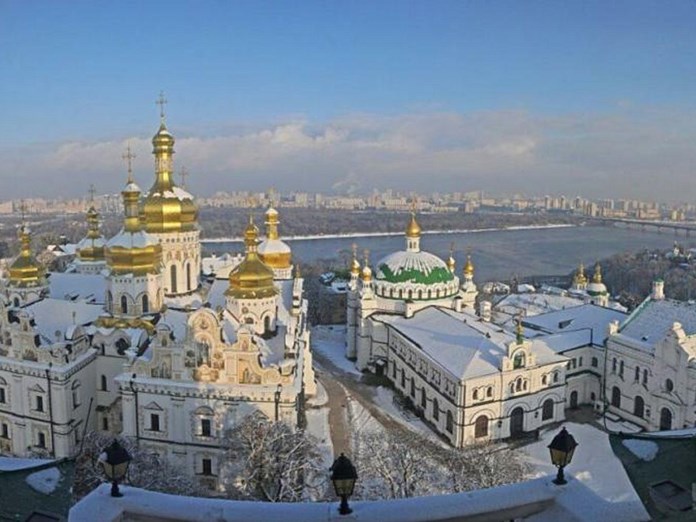 Ουκρανία: Το ρωσικό υπουργείο Εξωτερικών καταγγέλλει την «άθεη» επιδρομή σε ορθόδοξο μοναστήρι του Κιέβου