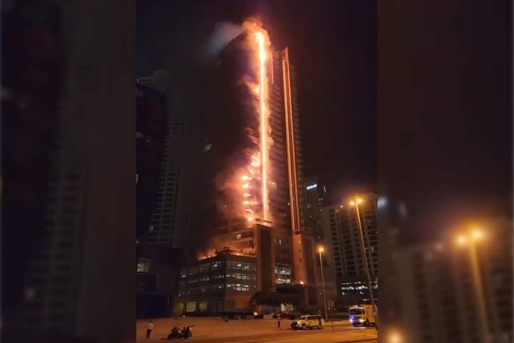 Ντουμπάι: Μεγάλη φωτιά σε ουρανοξύστη δίπλα στο υψηλότερο κτίριο στον κόσμο