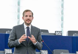 Υποκλοπές: «Όσα δημοσιοποιήθηκαν ήταν ένα προσχέδιο – Περιμένετε την τελική έκθεση», λέει ο πρόεδρος της PEGA