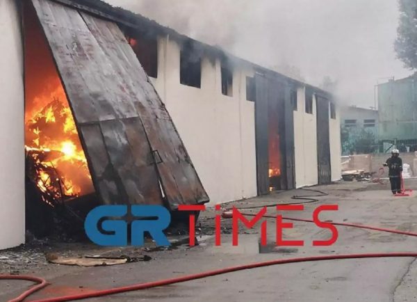 Θεσσαλονίκη: Φωτιά σε αποθήκη στο Καλοχώρι – Συνεχείς εκρήξεις και μαύροι καπνοί