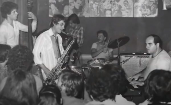 Ο άνθρωπος που έκανε την Ελλάδα να αγαπήσει την τζαζ – Το ιστορικό κλαμπ του Γιώργου Μπαράκου και η «κληρονομιά» του