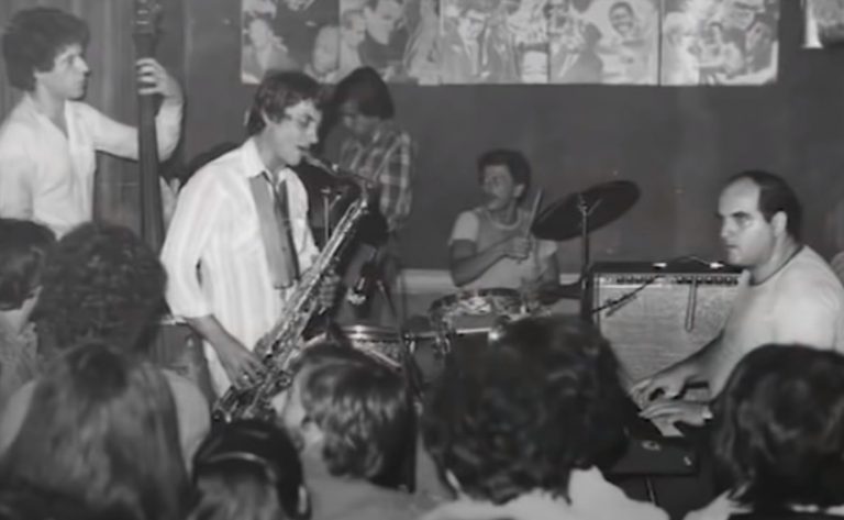 Ο άνθρωπος που έκανε την Ελλάδα να αγαπήσει την τζαζ – Το ιστορικό κλαμπ του Γιώργου Μπαράκου και η «κληρονομιά» του