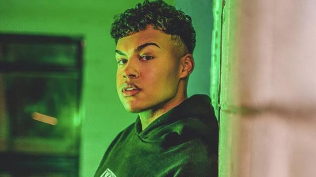 Ο ράπερ Keanan σπάει τα στερεότυπα και «φτύνει» ρίμες για την σεξουαλικότητά του