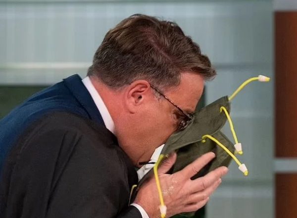 Παρουσιαστής έκανε εμετό σε ζωντανή μετάδοση – Δείτε το βίντεο