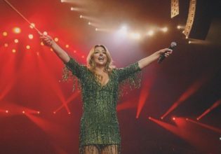 Με «καυτό» μίνι φόρεμα γεμάτο κρόσια – «Σείστηκε» η Ολλανδία με την εμφάνιση της Έλενας Παπαρίζου