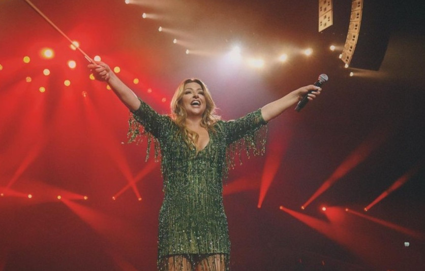 Με «καυτό» μίνι φόρεμα γεμάτο κρόσια – «Σείστηκε» η Ολλανδία με την εμφάνιση της Έλενας Παπαρίζου