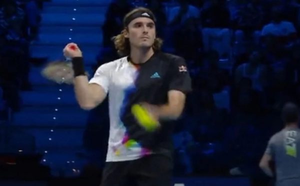 Στέφανος Τσιτσιπάς: Πέταξε το μπαλάκι στον πατέρα του και αποδοκιμάστηκε