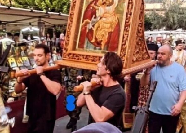 Νίκος Οικονομόπουλος: Σήκωσε την εικόνα της Παναγίας σε λιτανεία στον Βύρωνα