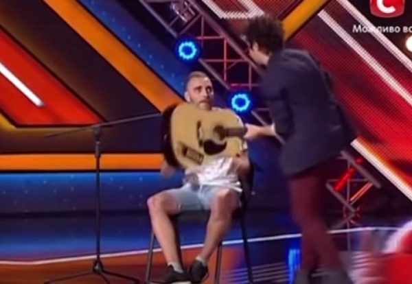 Αδιανόητη στιγμή στο X Factor: Κριτής έσπασε κιθάρα διαγωνιζόμενου – Δείτε το βίντεο