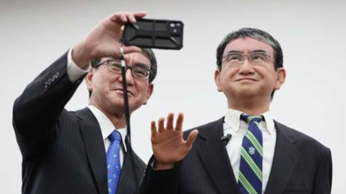 O Ιάπωνας υπουργός Ψηφιακής Διακυβέρνησης απέκτησε ρομποτικό κλώνο