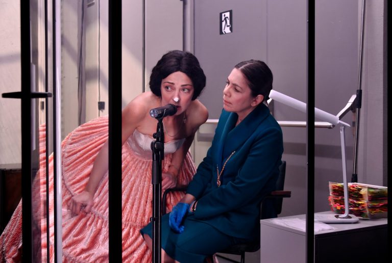 Amalia melancholia, η βασίλισσα των φοινίκων: Μια παράσταση με τις 887 επιστολές της βασίλισσα Αμαλίας στο ΔΘΠ