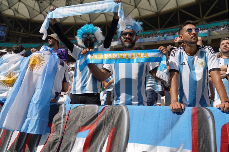 Απίθανο: Οπαδός αντάλλαξε την φανέλα της Αργεντινής με της Σαουδικής Αραβίας μετά το 2-1 (vid)
