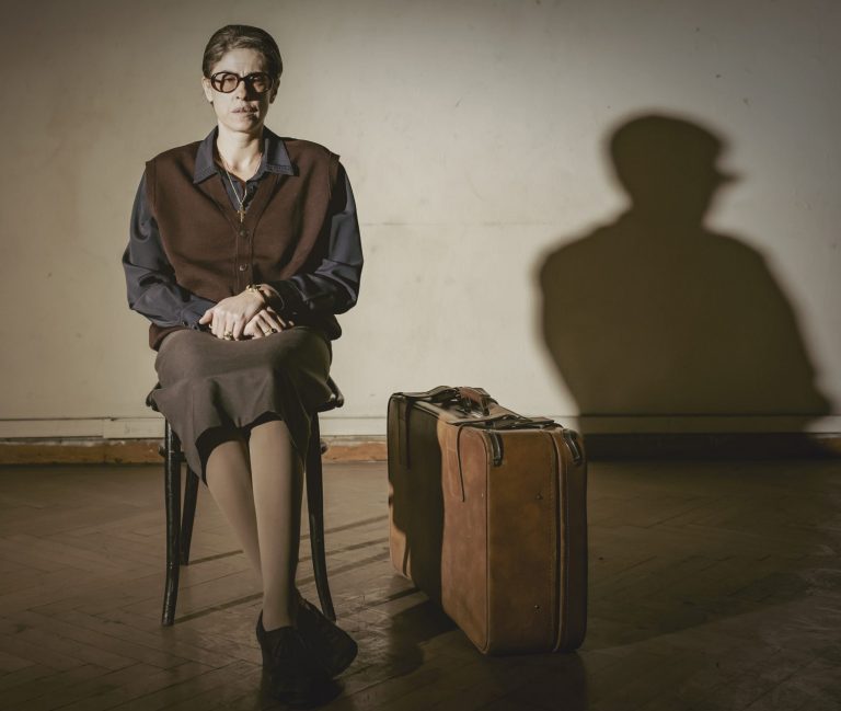 «Σωτηρία με λένε»: Στη μνήμη της Αδαμίδου και της Κώνστα η παράσταση με την Κάτια Γκουλιώνη