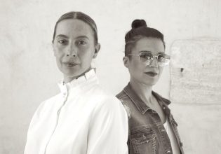 Η Βίκυ Βολιώτη στο ρόλο της Ιζαμπέλ Ρεμπώ, αδερφής του «καταραμένου» ποιητή Αρθούρου Ρεμπώ