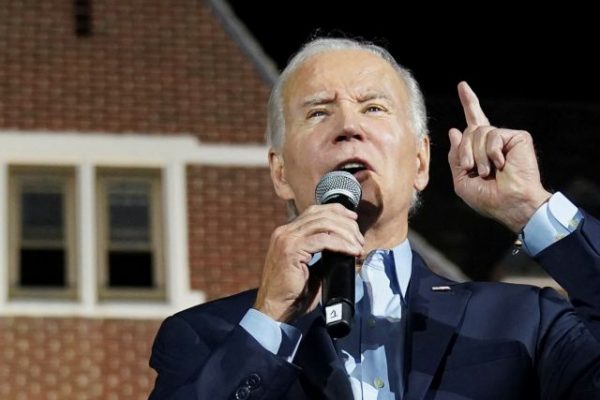 Τζο Μπάιντεν: Παραπάτησε και παραλίγο να πέσει από τη σκηνή