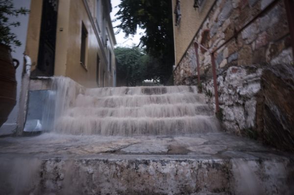 Νέο μήνυμα του 112 για την «Eva»: Επικίνδυνα καιρικά φαινόμενα – Περιορίστε τις μετακινήσεις