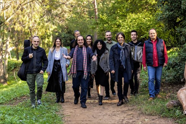 «Σταγόνες»: Συναυλία του Μιχάλη Κουμπιού με στοιχεία σύγχρονου βαριετέ