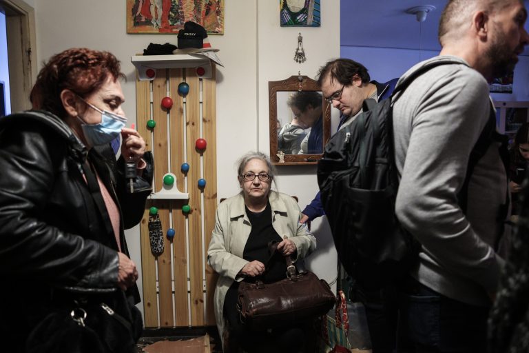 Ένα παλτό και μία γάτα