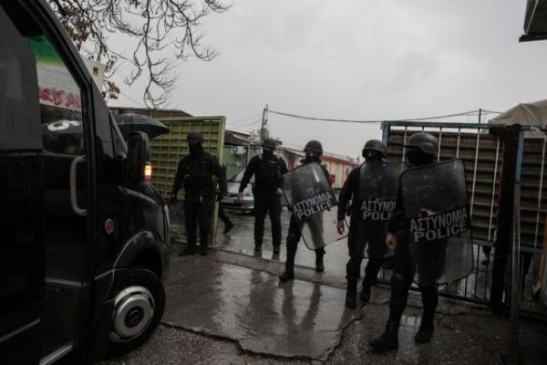 Εκκενώθηκε η δομή φιλοξενίας του Ελαιώνα – Διαμαρτυρίες και προσαγωγές