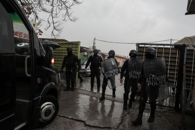 Εκκενώθηκε η δομή φιλοξενίας του Ελαιώνα – Διαμαρτυρίες και προσαγωγές