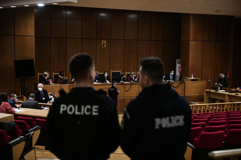 Δίκη Χρυσής Αυγής: «Αυτός με μαχαίρωσε» είπε ο Παύλος Φύσσας δείχνοντας τον Ρουπακιά – Οι καταθέσεις των αστυνομικών