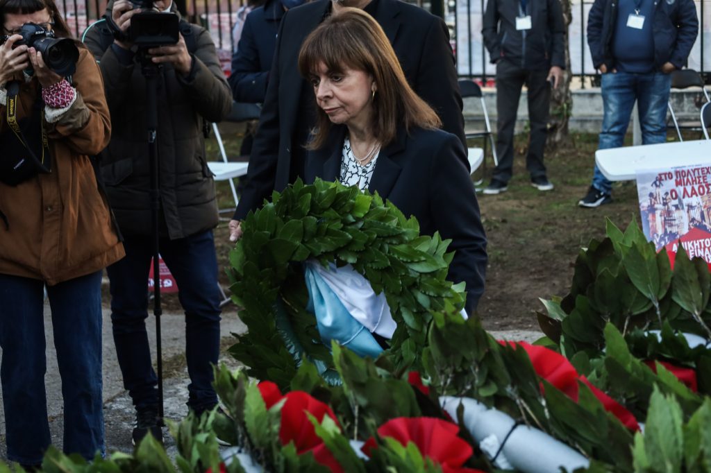 Πολυτεχνείο: Στεφάνι κατέθεσε η Κατερίνα Σακελλαροπούλου