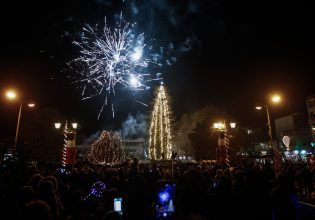 Τρίκαλα: Φωταγωγήθηκε το ψηλότερο φυσικό χριστουγεννιάτικο δέντρο της Ελλάδας