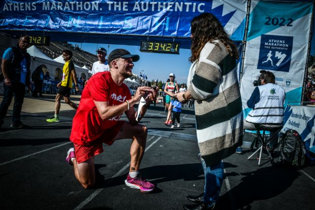 Αυθεντικός Μαραθώνιος της Αθήνας: Πρόταση γάμου δρομέα στην αγαπημένη του