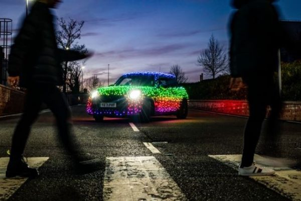 Το πιο γιορτινό Mini – Έβαλε στο αυτοκίνητο 3.000 λαμπάκια
