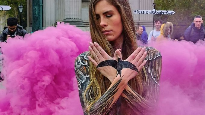 Λονδίνο: Ακτιβίστρια διαμαρτύρεται για τη διάσωση των πτηνών γυμνή – Μόνο με body painting