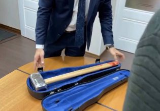 Έστειλαν «ματωμένη» βαριοπούλα στο Ευρωκοινοβούλιο με σφραγίδα της Wagner