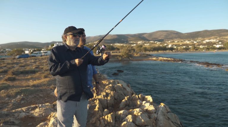 «Fishy» με τον Λάκη Λαζόπουλο στην πανέμορφη Πάρο – Την Κυριακή στις 15:30 στο MEGA
