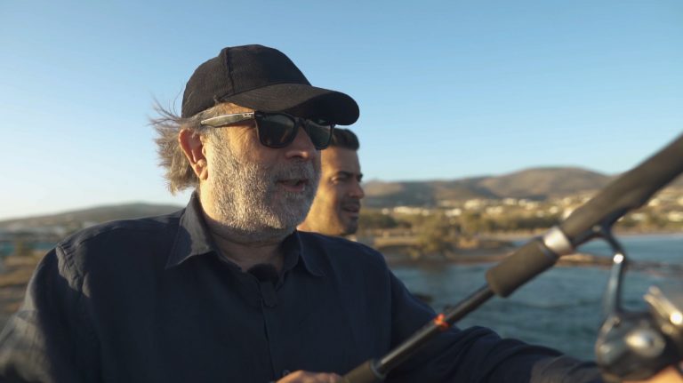 Ο Λάκης Λαζόπουλος στην πανέμορφη Πάρο με το «Fishy» του MEGA